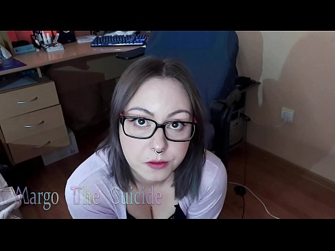 ❤️ Sexig tjej med glasögon suger Dildo djupt på kamera ️❌ Fuckvideo at us ❤