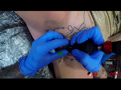 ❤️ Extremt tatuerade snyggingen Sully Savage fick en tatuering på sin klitoris ️❌ Fuckvideo at us ❤